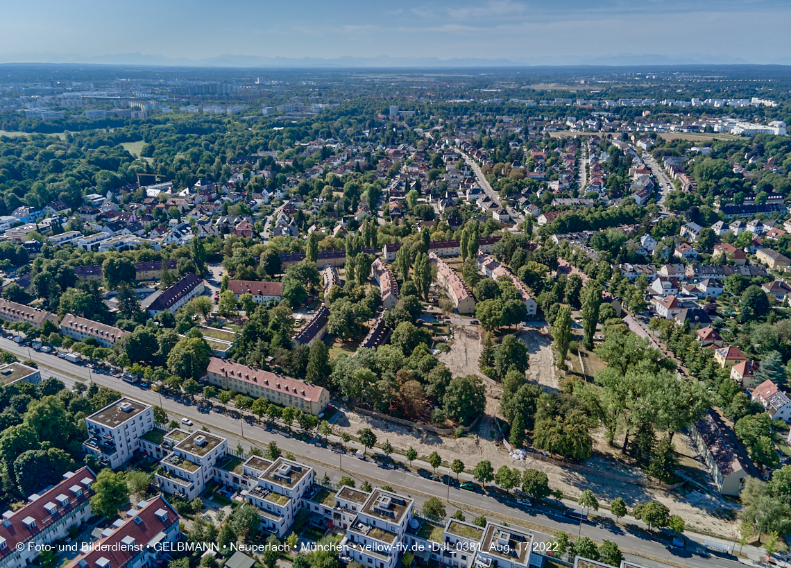 17.08.2022 - Luftbilder von der Baustelle Maikäfersiedlung in Berg am Laim